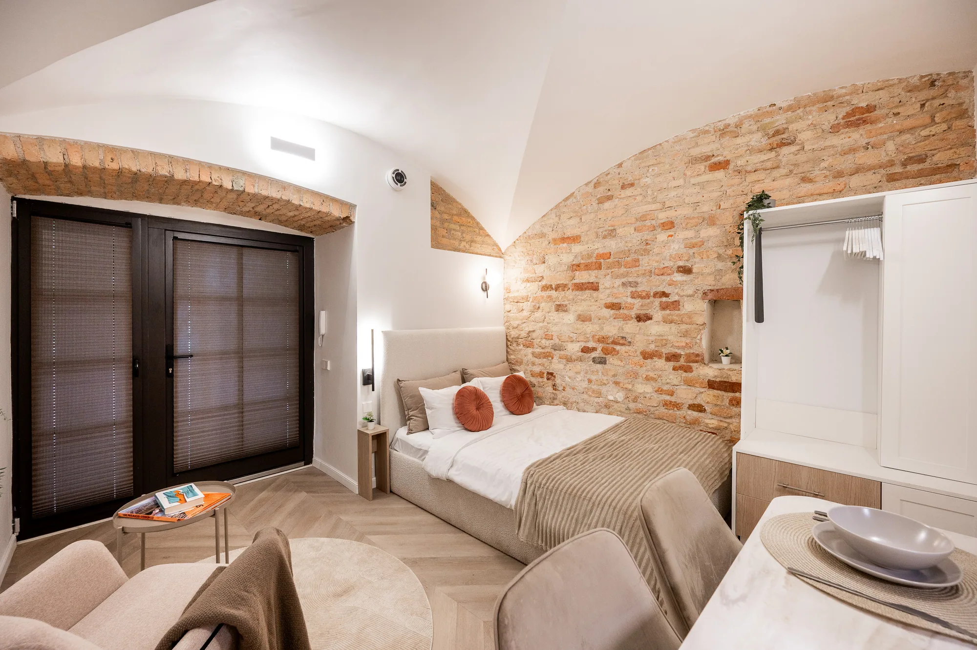 Nº 6 miego zona po skliautu prie didelių langų