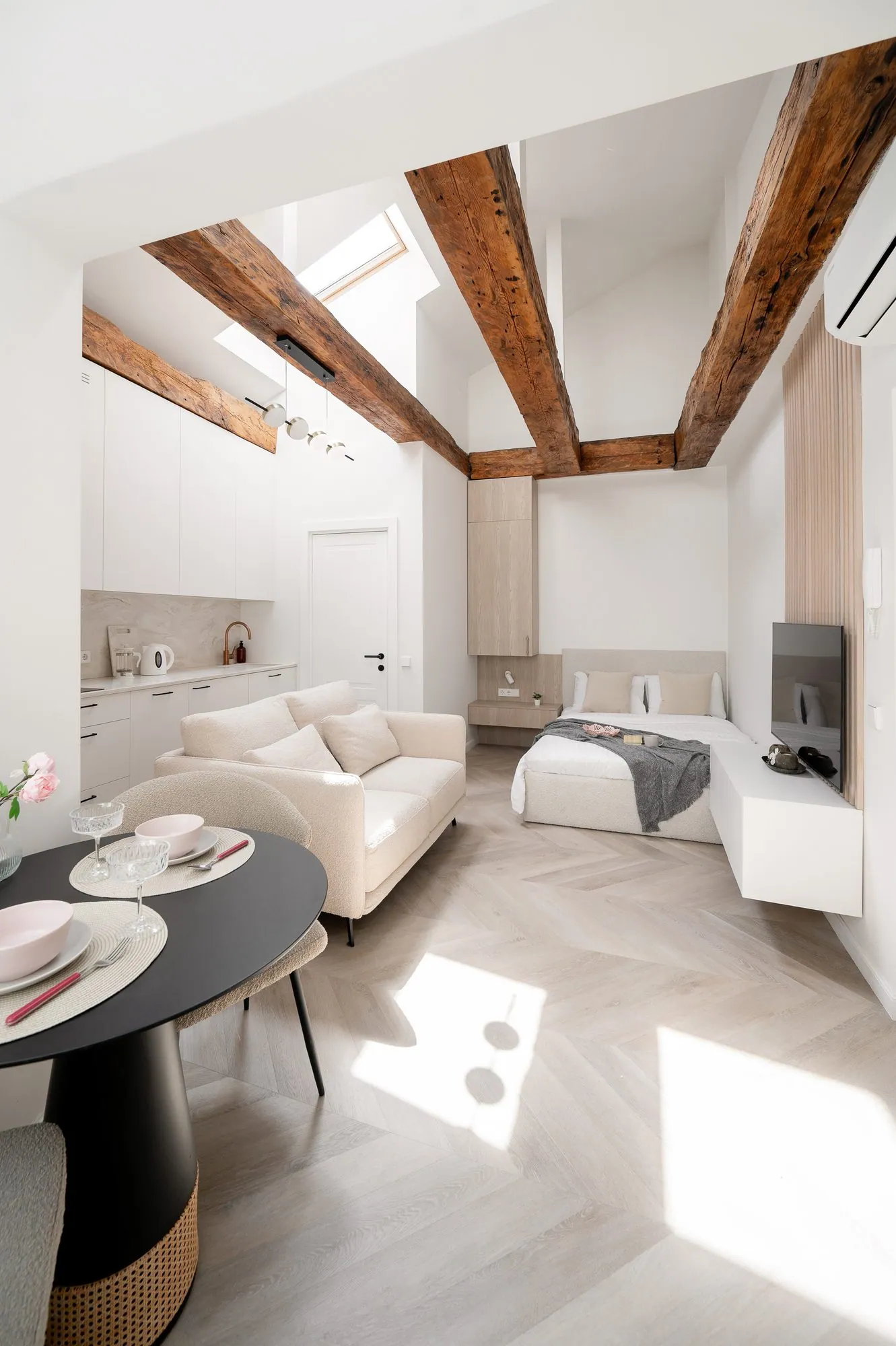 Nº 4 valgomasis ir miego zona po sijomis