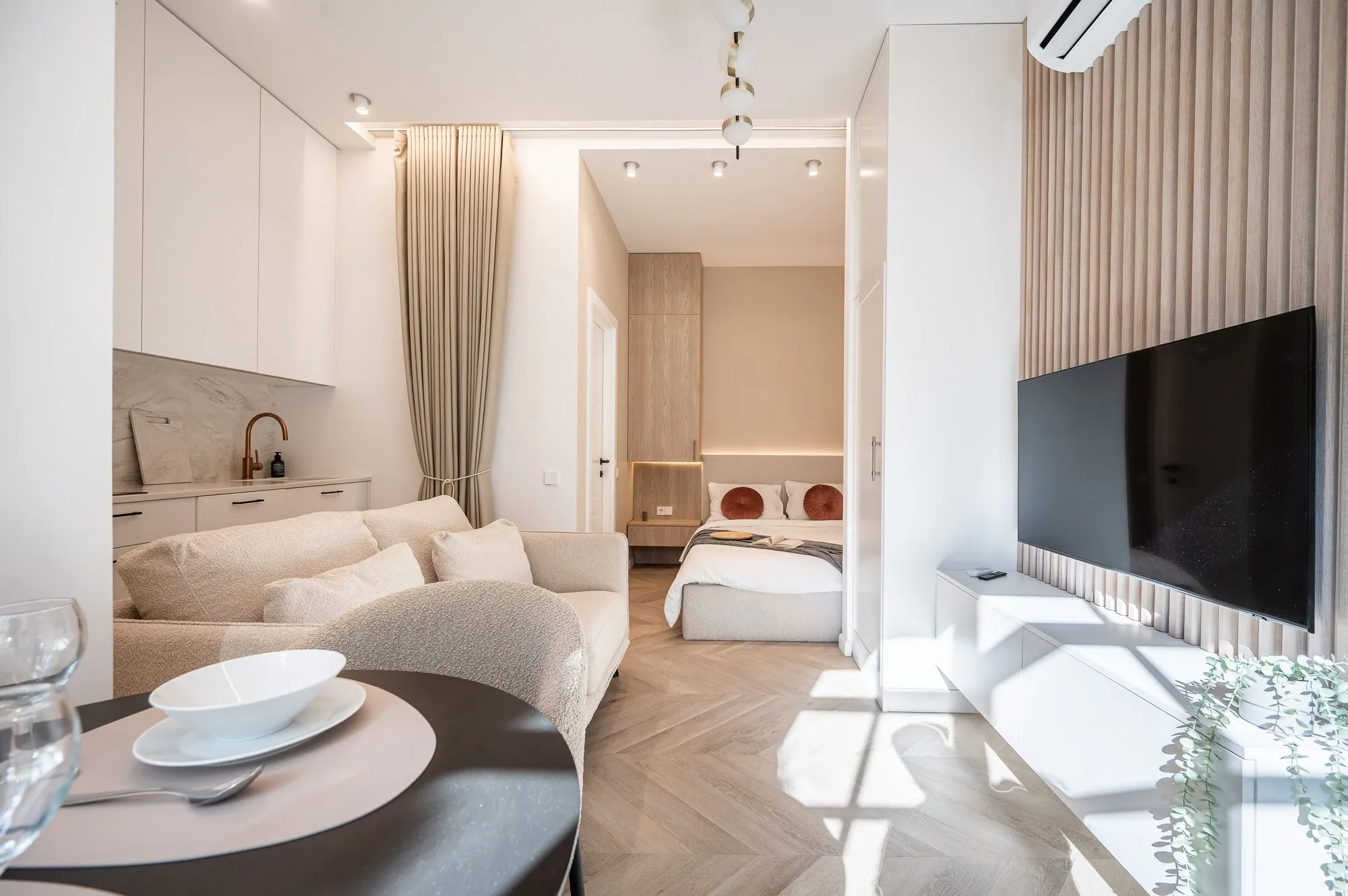 Nº 3 valgomasis, sofa ir miego zona vienoje ašyje