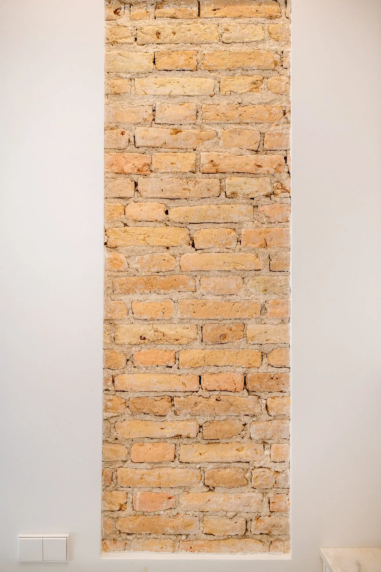 Nº 3 restauruoto plytų mūro juosta sienoje