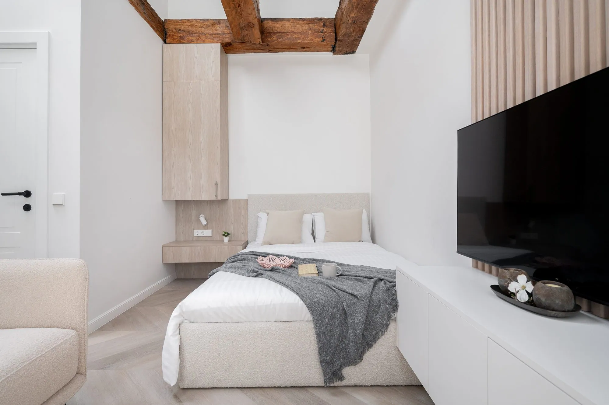 Nº 4 miego zona su televizoriaus siena