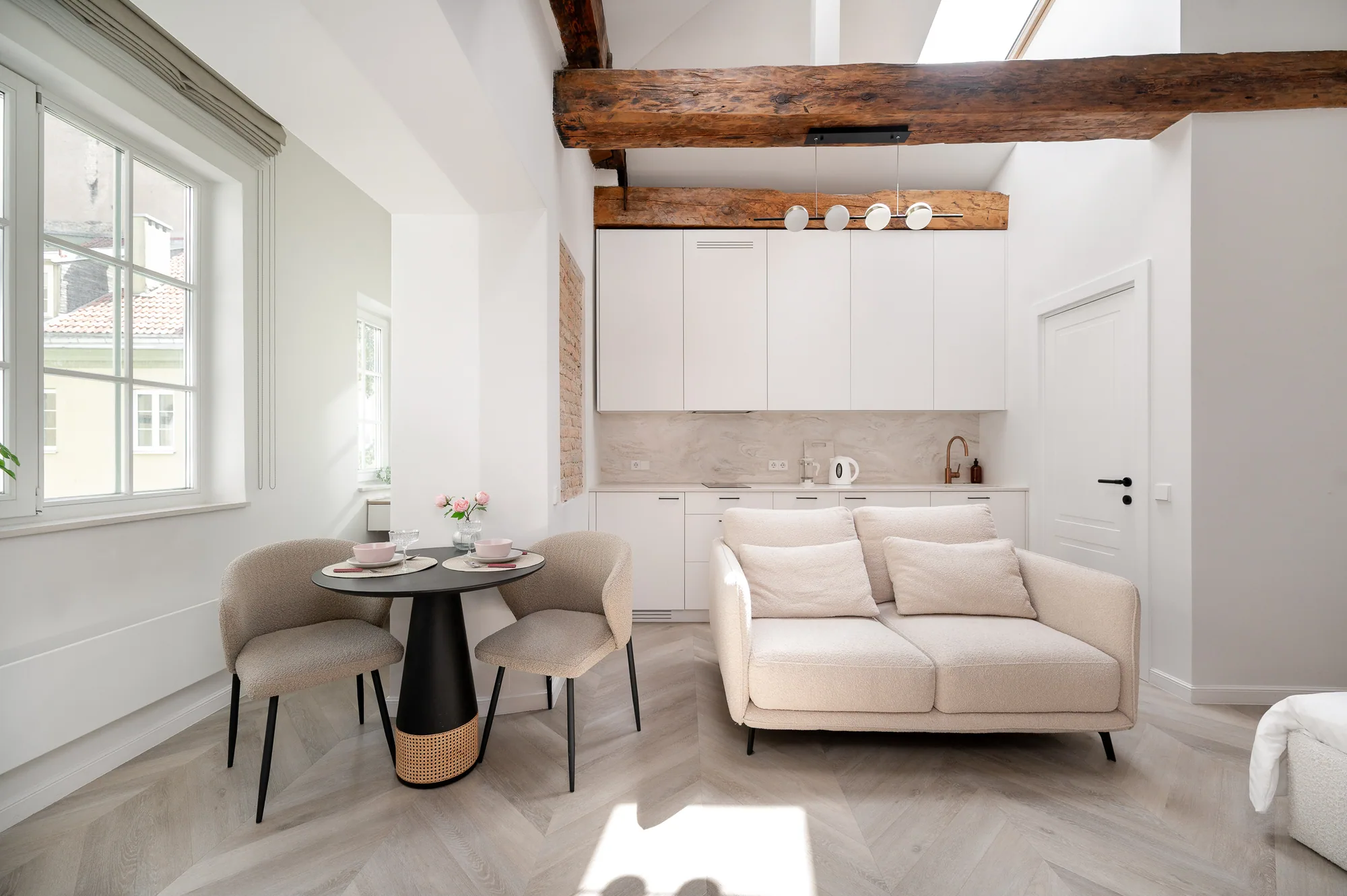 Nº 4 valgomasis ir sofa prie stogo langų